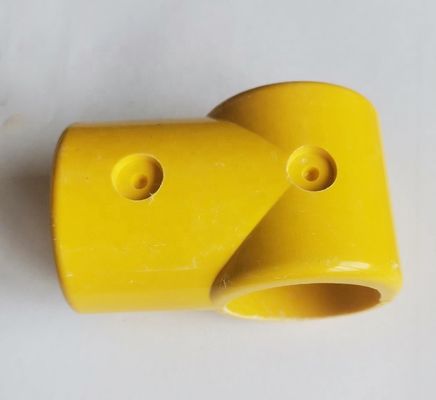 Conector de tubos de ángulo cruzado para el sistema de maniobras