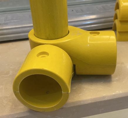 Conector de tubos de ángulo cruzado para el sistema de maniobras