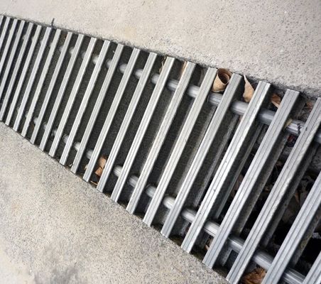 Cubierta de rejilla de drenaje de zanjas de FRP antideslizante con resistencia química y servicio de corte