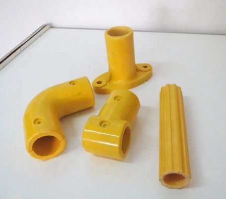 Conector de tubos de ángulo cruzado para el sistema de maniobras