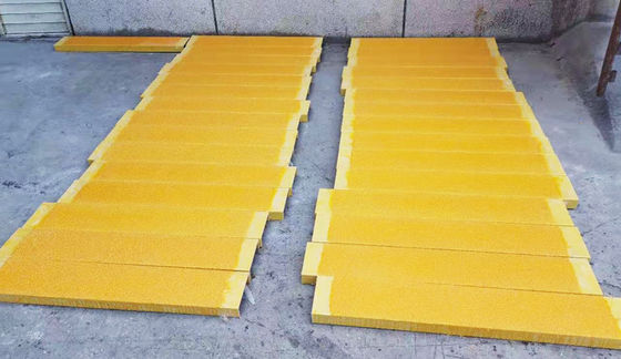 Largo de 1m a 11.6m Pisada de escalera de fibra de vidrio personalizada con FRP de alta resistencia resistente al deslizamiento