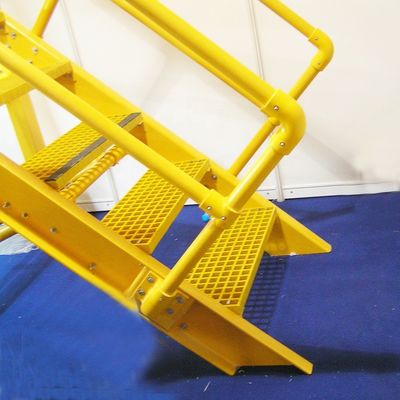 Escaleras aisladas de FRP Barandillas para escaleras de fibra estructuras escalonadas 250 libras Capacidad de peso