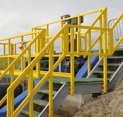 Escaleras aisladas de FRP Barandillas para escaleras de fibra estructuras escalonadas 250 libras Capacidad de peso