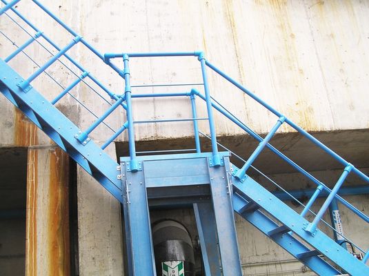 Escaleras de escaleras de fibra de vidrio aisladas industriales Anticorrosión y resistentes para plataforma