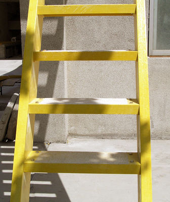 Escaleras aislantes de centrales eléctricas de fibra de vidrio reforzadas de plástico Escaleras de escalones con guía