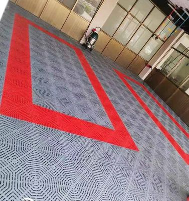 40x40x3.0cm de espesor de PP de plástico para cubrir el piso de lavar coches en interiores