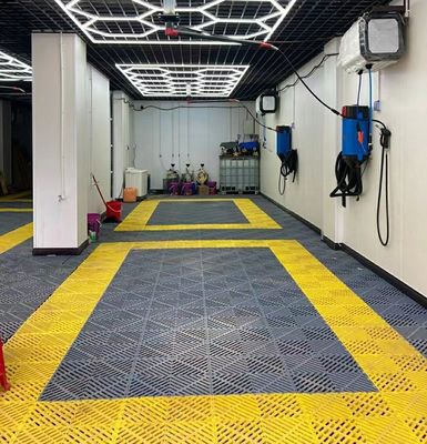 50x50x5.0cm Alfombras de piso de garaje de plástico para taller de lavado de coches estilo de diseño industrial