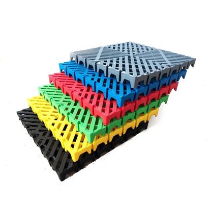 50x50x5.0cm Alfombras de piso de garaje de plástico para taller de lavado de coches estilo de diseño industrial