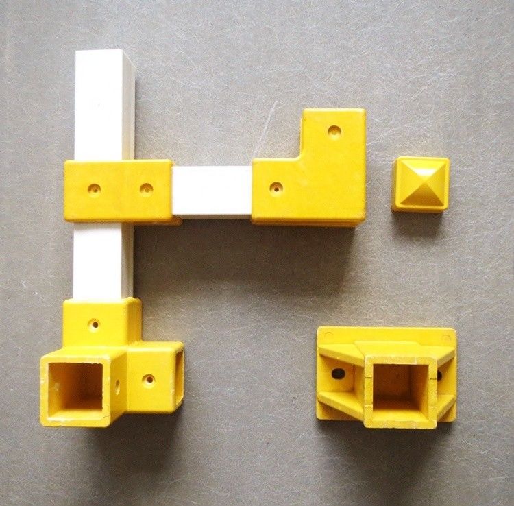 Conector de tubos de ángulo cruzado para el sistema de maniobras